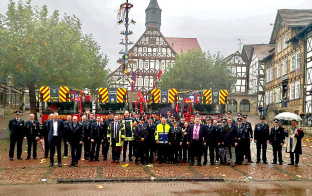 Die Feuerwehren und Vertreter der begünstigten Kommunen versammeln sich zum Gruppenbild mit Staatssekretär. Foto: nh