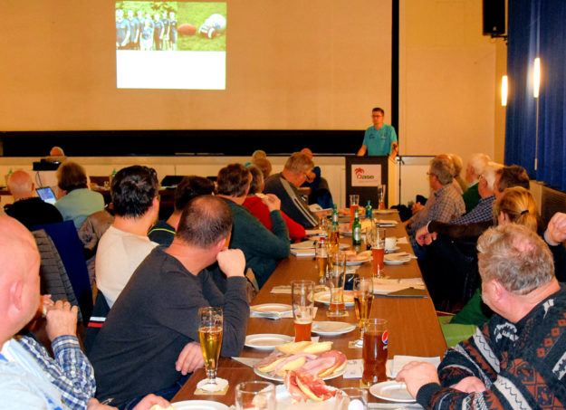 Jugendwart Tobias Stang von der Sportjugend (am Pult) erläuterte anhand einer Powerpointpräsentation die Arbeit der Sportjugend. Foto: Brandt