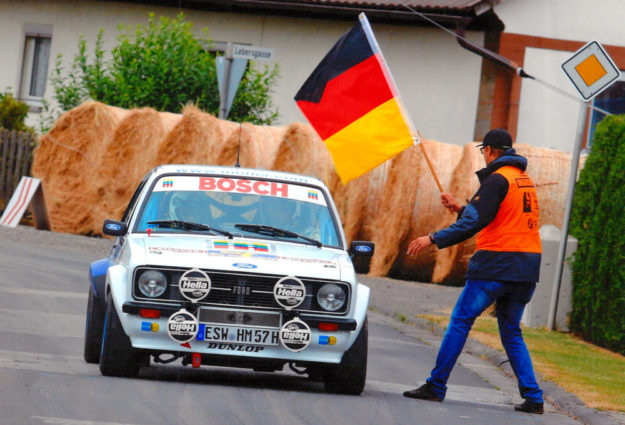 Das Rallye Team Hessisches Bergland bereitet sich auf die Herbstrennen vor. Im Bild fährt Herbert Möller seinen Retro-Ford in die Startposition. Foto: rthb