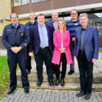 Vorn v.re.: Bürgermeister Klemens Olbrich, Wiebke Knell (MdL) und Staatssekretär Mark Weinmeister. Foto: Staatskanzlei