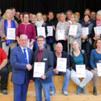 Erster Kreisbeigeordneter Jürgen Kaufmann (vo.li.) überreicht Marco Pelz von der Radko-Stöckl-Schule in Melsungen eine Urkunde. Foto: nh