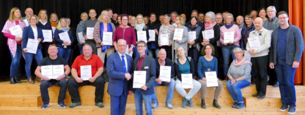 Erster Kreisbeigeordneter Jürgen Kaufmann (vo.li.) überreicht Marco Pelz von der Radko-Stöckl-Schule in Melsungen eine Urkunde. Foto: nh