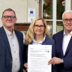 Steffen Rink von Arbeit und Leben in Marburg, Susanne Asel aus der Kreisverwaltung Schwalm-Eder und der Gilserberger Bürgermeister a.D. Lothar Vestweber (v.li.) werben gemeinsam für das Arbeitsfrühstück. Foto: nh