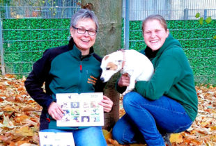 Ulrike Schmiedl und Nicole Reubert präsentieren gemeinsam mit Shanti den neuen Tierheim-Beuern-Kalender-2020. Foto: nh