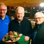 Wilfried Koch (li.) und Günter Brandt überreichten Ulrich Manthei (Mitte) für 25 Jahre Sportkreisvorsitz ein Präsent. Foto: Markus Reckziegel