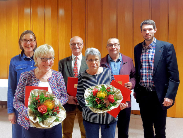 MdL Regine Müller (li.) und Vorsitzender Martin Herbold (re.) ehrten die langjährigen Mitglieder Lydia Köhler, Bernd Herbold, Anne Wimmel und Lothar Möller. Foto: SPD