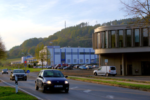 Der Spangenberger Firmensitz von Wikus mit seiner 2018 eingeweihten, topmodernen „WI.com“-Zentrale. Foto: Gerald Schmidtkunz