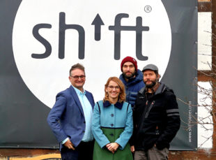 Zu Gast bei der SHIFT GmbH (v.li.): Oliver Stirböck und Wiebke Knell mit den Betriebsinhabern Carsten und Samuel Waldeck. Foto: nh