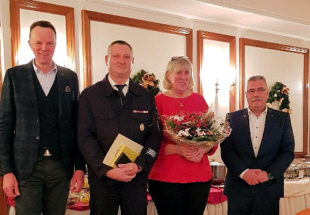 Bürgermeister Heinrich Vesper, Wolfgang Stähling mit Patnerin und der Vorsitzende der Gemeindevertretung, Udo Schölling. Foto: nh