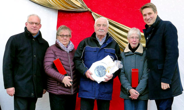 Erster Kreisbeigeordneter Jürgen Kaufmann, Annemarie Krause, Rainer Krause, Rosel Krause und Dr. Nico Ritz, Bürgermeister der Kreisstadt Homberg (v.li.). Foto: nh