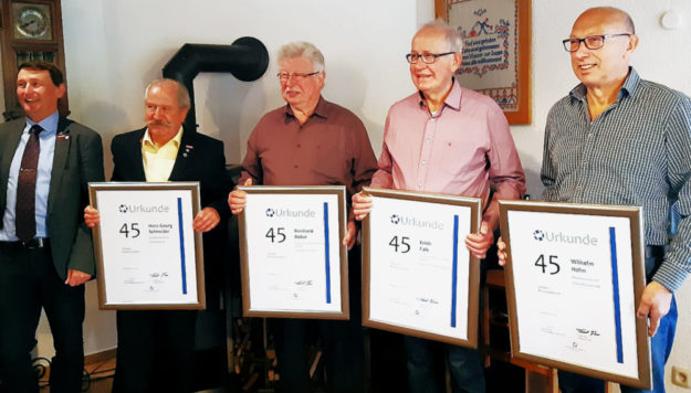 Frank Pfau, Obermeister der Metall-Innung Schwalm-Eder, gratulierte (v. li.): Hans Georg Schneider (Willingshausen), Reinhard Dobel (Mühlhausen), Erich Falk (Seigertshausen) und Wilhelm Hahn (Zella). Foto: Metall-Innung Schwalm-Eder