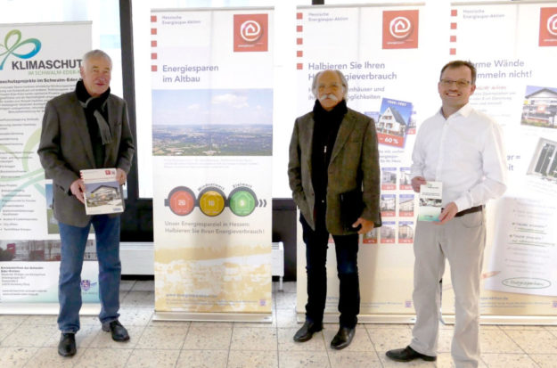 Eröffnung der Ausstellung Energiesparen im Altbau (v.li.): Klaus Ohlwein (Energieberater und Regionalpartner der Hessischen Energiesparaktion), Helmut Mutschler (Dezernent für Energie und Klimaschutz) sowie Tobias Rimpau (Energiebeauftragter des Schwalm-Eder-Kreises). Foto: nh