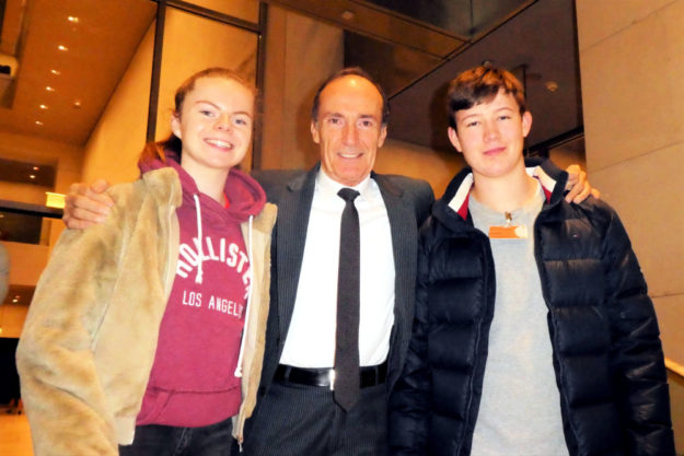 Vivian Groppe und Luis André trafen im Deutschen Bundestag den ehemaligen Turnweltmeister und heutigen Bundestagsabgeordneten Eberhard Gienger. Foto: nh