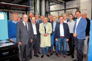 Einblick in die Produktion: Geschäftsführer Johannes Seyffarth (3.v.re.) mit Mitgliedern der Regionalversammlung Schwalm-Eder. Foto: nh