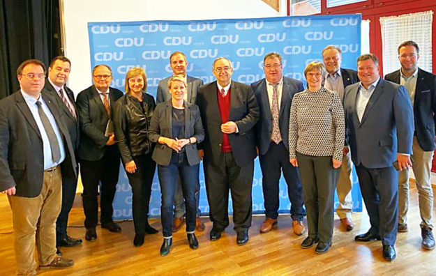 Der neue CDU Vorstand (v.li.): Andreas Mock, Thomas Viesehon, Uwe Brückmann, Eva Kühne-Hörmann, Michael Aufenanger, Lena Arnoldt, Bernd Siebert, Mark Weinmeister, Claudia Ravensburg, Michael Carciun, Dominique Kalb, Jannik Schwebel-Schmidt. Foto: nh