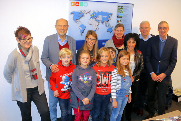 Vorgezogenes Weihnachtsgeschenk (v.li.): Hildegard Meckbach, Carl Heinrich Schmitt, Sara Engelbrecht, Christina Hoos, Horst Knauf und Wilfried Scharny freuen sich gemeinsam mit den Waschbären. Foto: Köster | nh