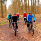 Teilnehmer der ADFC Radtour lassen eine markante Forstwegkreuzung hinter sich. Foto: Oliver Deisenroth | nh