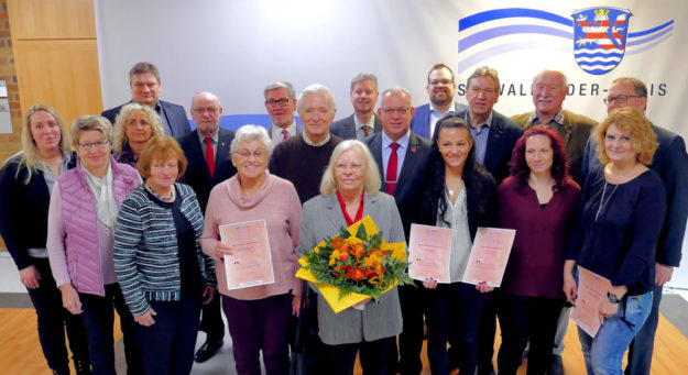 Vizelandrat Jürgen Kaufmann (rote Krawatte) im Kreise der Vertreter*innen der ausgezeichneten Firmen und einiger kommunaler Amtsträger. Foto: nh