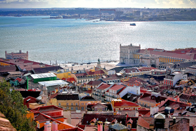 Für den Flug mit der MT Melsungen zum Handball Europapokaleinsatz am 14./15. Februar geht es im Charterflieger nach Lissabon. Das Bild zeigt das Stadtpanorama mit dem „Castelo de São Jorge“. Foto: Turismo de Lisboa