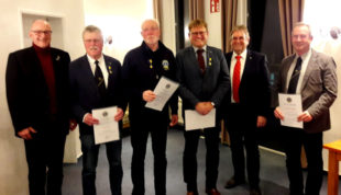 Die ausgezeichneten Lionsfreunde (v.li.): Gert Wenderoth, Heinz Marx, Hans-Dieter Nitsch, Andreas Ehrt, Präsident Jürgen Thurau und Herbert Gerke. Foto: Lions Club Homberg (Efze)