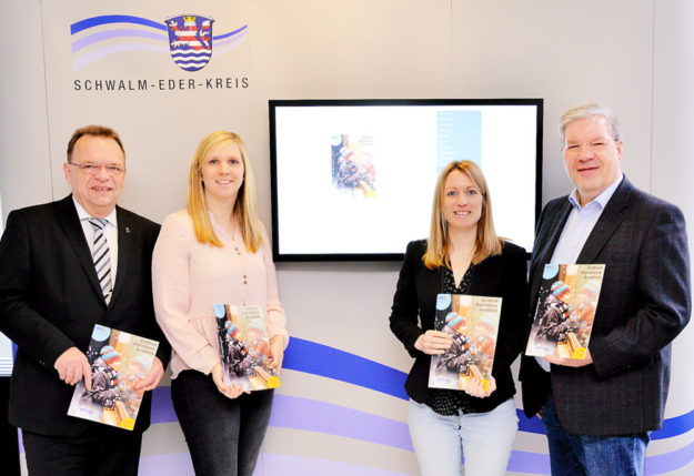 Stellen gemeinsam das neue Frühjahrsprogramm vor (v.li.): Landrat Winfried Becker, Annika Mattheis, Hannah Beier und der VHS-Leiter Franz Drescher. Foto: Philipp Klitsch | Kreisverwaltung Schwalm-Eder