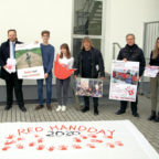 Am Red Hand Day übergaben Schüler*innen und Lehrer*innen des Schwalmgymnasiums ihre Protestbekundungen an den Europaabgeordneten Engin Eroglu (FREIE WÄHLER). Foto: Wittke | nh