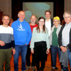 Sie stehen hinter der Informationsveranstaltung „Insektenfreundliche Gärten“ (v.li.): Pfarrer Dierk Glitzenhirn (Evangelisches Forum), Rainer Hartmann (NABU), Erik von Lühmann (BUND), Klimaschutzmanagerin Helene Pankratz, Bürgermeister Dr. Nico Ritz, Astrid Otto (Wildpark) und Helmut Koch (ehrenamtlich im Evangelischen Forum). Foto: Ulrich Köster