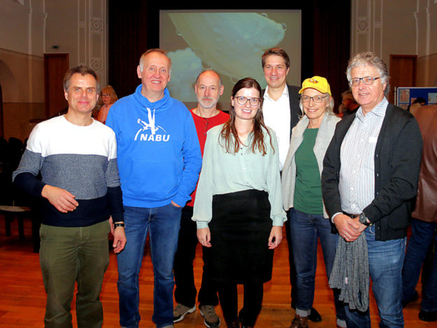 Sie stehen hinter der Informationsveranstaltung „Insektenfreundliche Gärten“ (v.li.): Pfarrer Dierk Glitzenhirn (Evangelisches Forum), Rainer Hartmann (NABU), Erik von Lühmann (BUND), Klimaschutzmanagerin Helene Pankratz, Bürgermeister Dr. Nico Ritz, Astrid Otto (Wildpark) und Helmut Koch (ehrenamtlich im Evangelischen Forum). Foto: Ulrich Köster