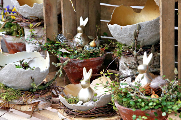 Dekorative Osterkeramik beispielsweise für Garten, Fensterbank oder Treppenpodest. Foto: Rainer Sander