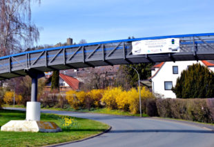 Ein Banner der Aktion hängt an der Osterbachbrücke in Homberg. Foto: Gunnar Krosky