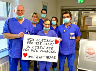 Einen freundlichen, aber bestimmten Appell richtet das Gesundheitsteam des Hospitals zum Heiligen Geist an die Menschheit: #STAYATHOME – Bleiben Sie Zuhause! Foto: nh