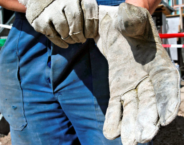 Laut IG BAU ziehen sich die Bauarbeiter im Landkreis trotz der Corona-Pandemie noch immer die Handschuh über, um an der Arbeit kräftig zuzupacken. Foto: nh