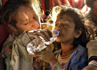 Ein dehydriertes Mädchen bekommt einen Schluck Wasser. Foto: 272447 | Pixabay