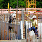 Alle Hände voll zu tun: Trotz Corona verzeichnet die Baubranche volle Auftragsbücher und solide Umsätze. Jetzt profitieren auch die Handwerker. Im April ist der Mindestlohn für Maurer & Co. gestiegen. Foto: IG BAU