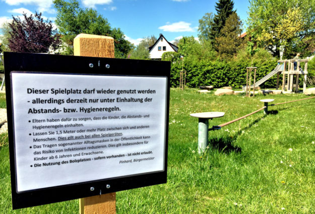 Spielen unter Einhaltung der Regeln: In Schwalmstadt informieren Hinweisschilder darüber, wie sich Kinder und Eltern auf Spielplätzen zu verhalten haben. Foto: Michael Seeger | Stadt Schwalmstadt