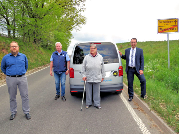 Über die neue Verbindung nach Bad Wildungen freuen sich (v.li.) Ortsvorsteher Mike Lauer, AST-Fahrer Birger Cornelius, Passagierin Hagedorn aus Wenzigerode sowie Bürgermeister Michael Köhler. Foto: nh