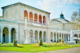 Die Kur- und Heilbäder sehen wegen der Corona-Krise harte Zeiten auf sich zukommen. Unser Symbolbild zeigt das Kurhaus in Bad Kissingen. Foto: TheUjulala | Pixabay