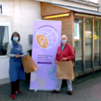 Karin Biermann (Leiterin Tafel Fritzlar) und Karin Glathe (Vorstandsmitglied Frauennetzwerk Schwalm-Eder e.V.) bei der Spendenübergabe. Foto: nh