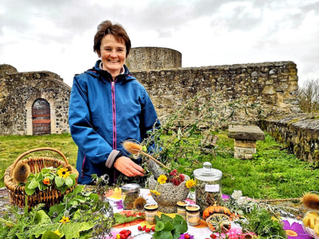 Kräuterfrau Dorothee Schanze an der Heiligenburg. Foto: nh