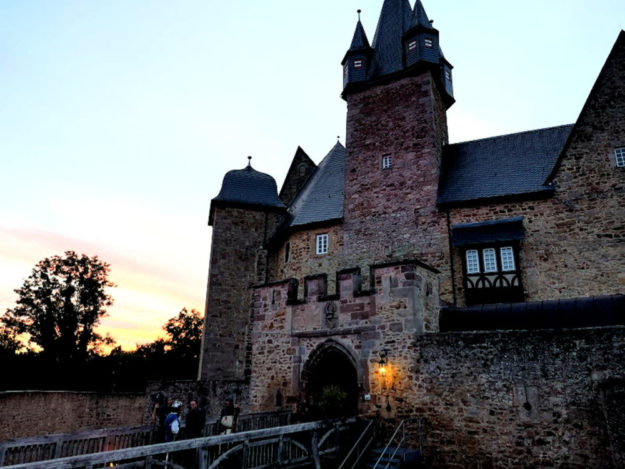 Zu Sonnenaufgang beim Schloss Spangenberg. Foto: dav | nh