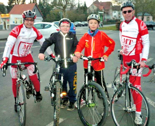 Kein einfacher Start: Zwei junge Radsportler Jan Alter und Till Steuber, erschienen im Frühjahr 2014 zum ersten Training, das Roland Wex (re.) gemeinsam mit Dieter Vaupel (li.) durchführte. Foto: MT-Radsport