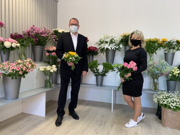 Bunte Vielfalt: Bürgermeister Frank Börner entbietet Helena Unruh zur Neueröffnung ihres Blumenladens die Grüße der Stadt. Foto: Jörg Daniel