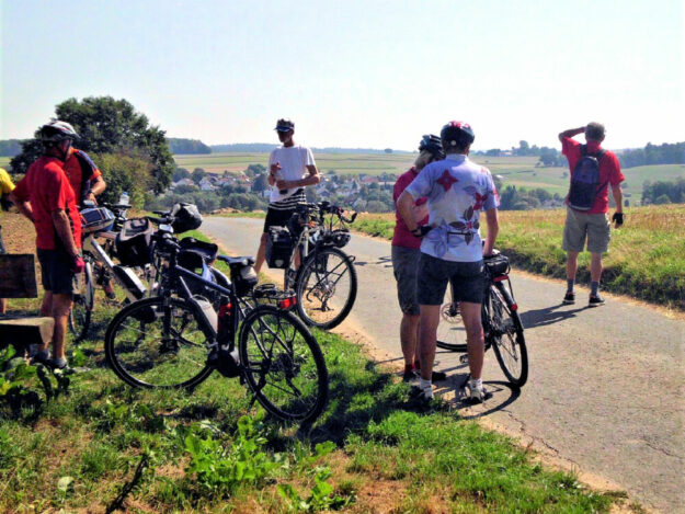 Kleine Pause mit Aussicht. Foto: Ulrich Wüstenhagen | ADFC