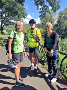 Die Grüne Fraktionsvorsitzende Christiane Rößler, Dr.Johannes Heyn vom AdFC und die verkehrspolitische Sprecherin von Bündnis ’90/Die Grünen, Karin Müller (MdL) sahen sich die Radwege rund um Melsungen etwas genauer an. Foto: Manfred Schaake