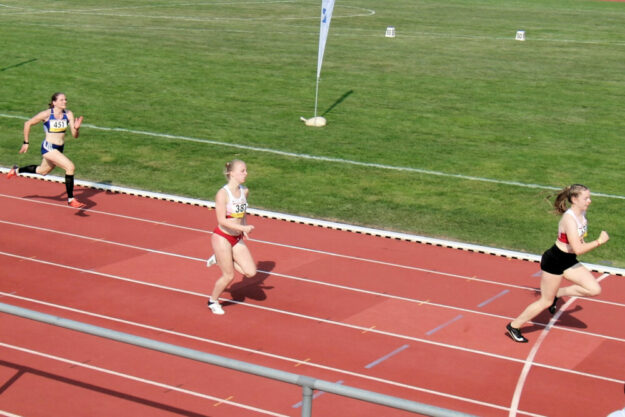 50 Meter vor dem Ziel war alles entschieden_ Vivian Groppe liegt klar vor Nadine Mercier. Foto: nh