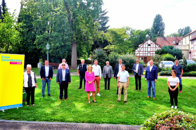 Der liberale Kreisvorstand (v.li.): Marion Viereck (Melsungen), Dr. Ralf-Urs Giesen (Malsfeld), Bernd Rösch (Schwalmstadt), dahinter Michael Maaß (Felsberg), Erwin Döhne (Morschen), Wiebke Knell MdL (Neukirchen), David Lewerenz (Melsungen), Dr. Richard Gronemeyer (Fritzlar), Nils Weigand (Melsungen), davor Frank Pfau (Schwalmstadt), Andreas Rethagen (Gudensberg), Lars Grein (Kassel), Theresa Doncev (Knüllwald) und Benjamin Giesen (Malsfeld). Foto: nh