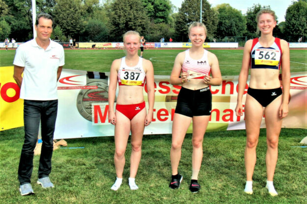 Siegerehrung über 200 m der Frauen mit HLV-Präsident Claus Schuder. In der Mitte Vivian Groppe mit ihrem zweiten Wimpel in diesem Jahr. Foto: nh