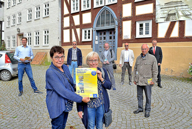 Freuen sich über das gemeinsame Angebot zum Tag des offenen Denkmals in Homberg (v.li.): Bürgermeister Dr. Nico Ritz (hi.), Edith und Lydia Köhler (vo.), Stadtführer Eckhardt Böth, Türmer Mike Luthardt, Bernd Herbold (Förderverein Haus der Reformation), Alfred Uloth (Burgberggemeinde) und Sparkassendirektor Michael Sack. Foto: Uwe Dittmer | nh