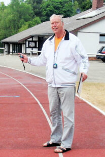 Mit Stoppuhr und Notizkladde dokumentierte Trainer Wagner akribisch genau die Leistungen seiner jungen Schützlinge.  Foto: nh