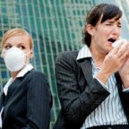 Büroangestellte mit Taschentuch und Maske – die Viren sind inzwischen omnipräsent. Foto: DAK Gesundheit
